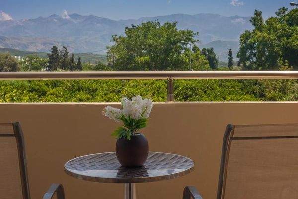 Kreta, Episkopi: Haus mit 2 Wohnungen, Bio-Obstplantage und Bergblick zu verkaufen