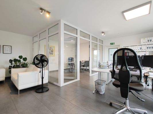 Büro_1OG_Blick-Besprechungsraum