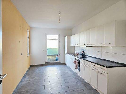 Küche mit Einbauküche.jpg