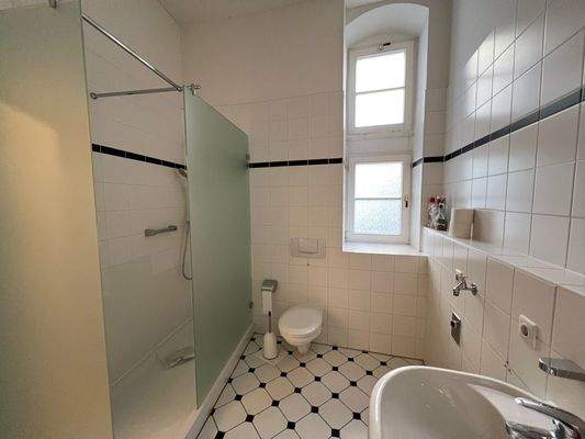 Bad mit Dusche und Fenster