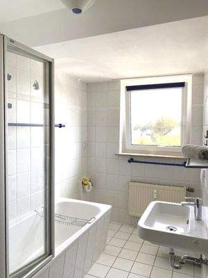 Badezimmer mit Fenster