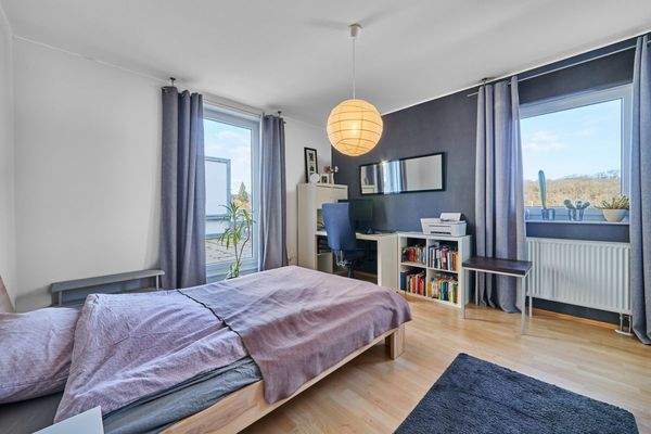 OG: Zimmer 2 mit Zugang zum Balkon