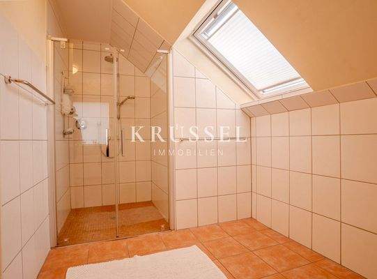 ... und geräumiger Dusche.