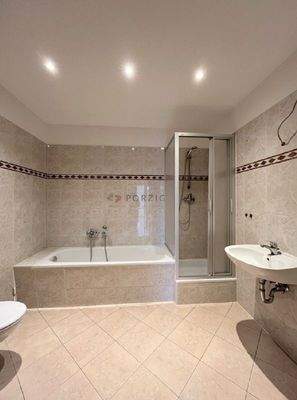 Bad mit Wanne und Dusche