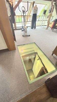 Panzerglas am Boden mit Blick auf Flur