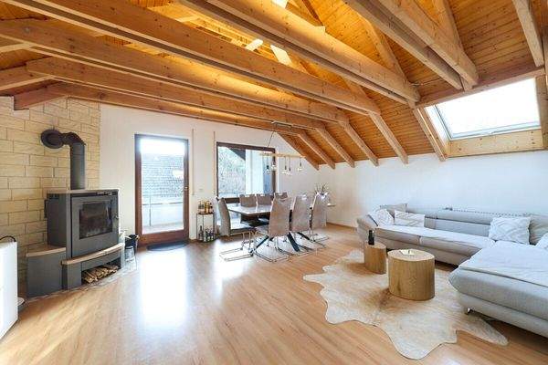 Gemütliches Wohnzimmer im Dachgeschoss