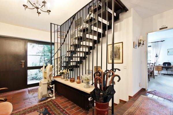 Eingangsdiele, Haustür, Flur und Treppe