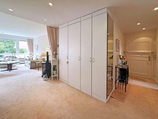 Blick in Flur und Wohnzimmer