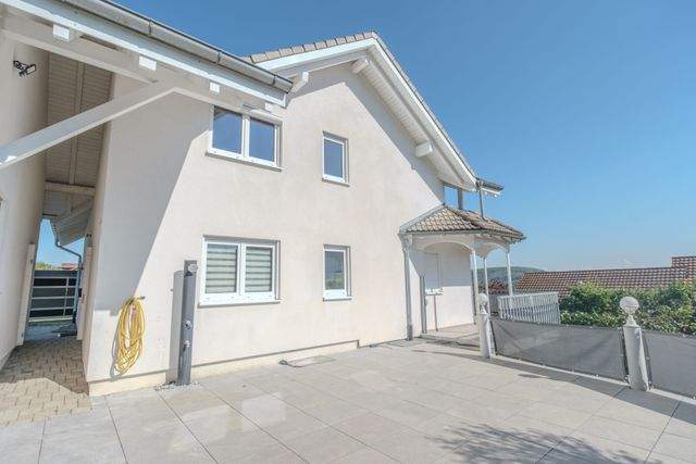 Großzügige Terrasse mit Außendusche 