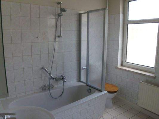 Tageslichtbad mit Wanne