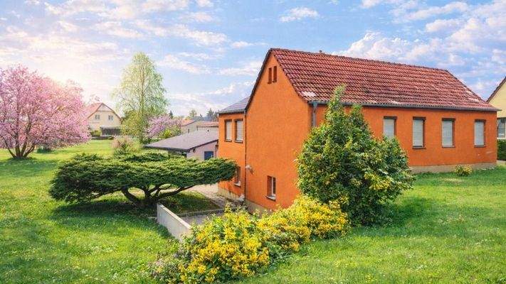 Frühlingshafte Außenansicht des Wohnhauses