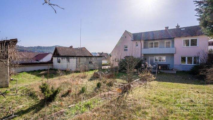 Garten mit Blick auf Rückseite vom Haus