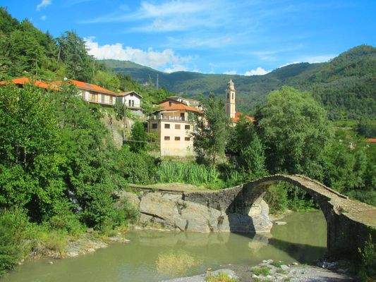 Ortsansicht mit Brücke von Borghetto