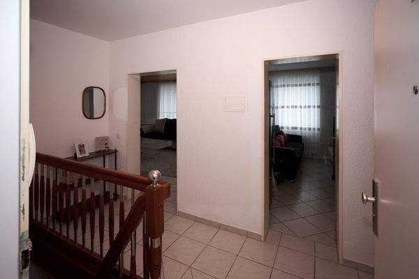 Flur Ebene 2 mit Treppe zur Ebene 1