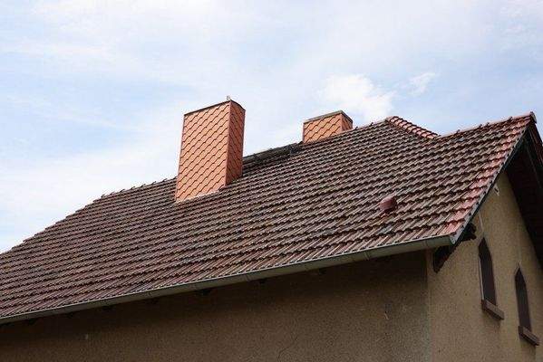 Dacheindeckung mit Schornstein