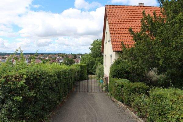 Ansicht Süd-Ost und Zufahrt zum Garten