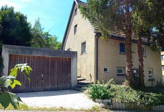 Ansicht mit Garage