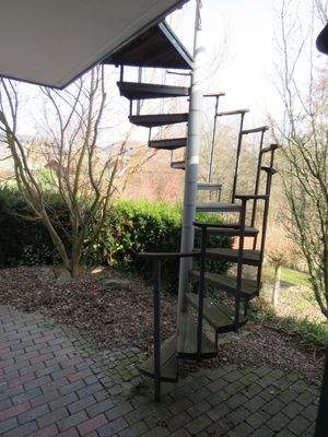 Verbindung von der Terrasse zum Balkon über Wendeltreppe 