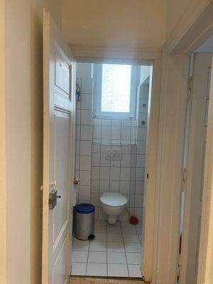 Helles Badezimmer mit WC