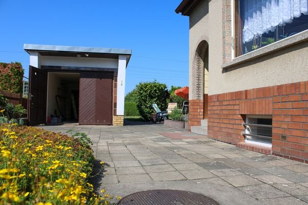 Einfahrt und Garage