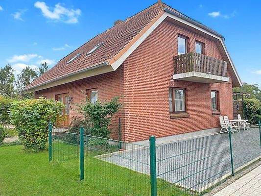 Außenansicht Balkon und Boulebahn