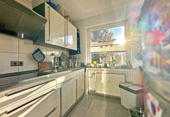 Küche mit weiterem Zugang zum Balkon