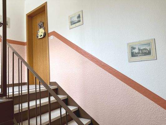 Treppenbereich - Zugang zur Wohnung im Dachgeschoss