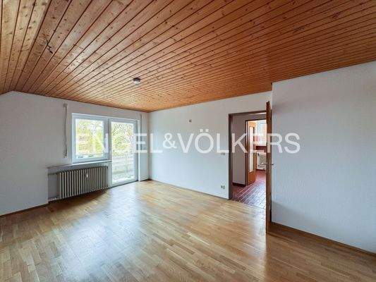 Wohnbereich mit Zugang zum Balkon