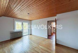 Wohnbereich mit Zugang zum Balkon