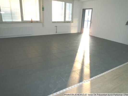 Raum  50 m² mit Küchenanschluss