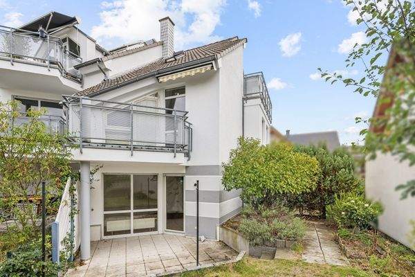 Rückansicht Reihenendhaus mit Balkon und Terrasse