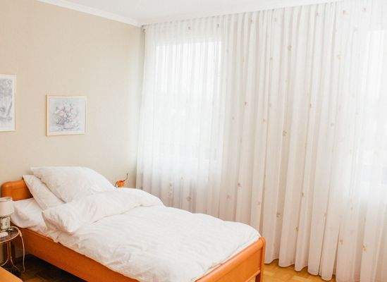 Schlafzimmer mit zwei Fenstern - hier noch möbliert