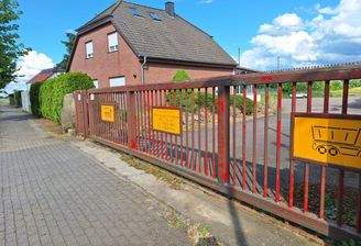 Wohnhaus, Einfahrtbereich, Eingangstor.JPG