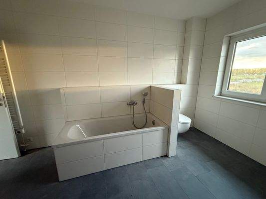 Badezimmer mit Dusche und Badewanne (Obergeschoss)