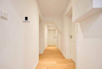 Zentraler Flur mit Zugang zu allen Räumlichkeiten