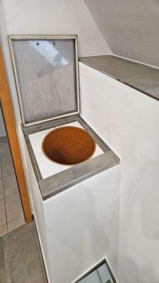 ...Wäscheabwurfschacht zum HW-Raum...