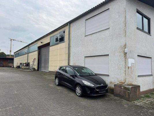 Gewerbe-Halle mit Bürotrakt