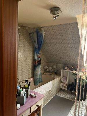 Bad mit Badewanne und Tageslicht