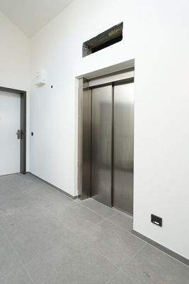 Treppenhaus mit Aufzug 
