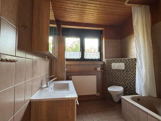 Tageslichtbad mit Wanne