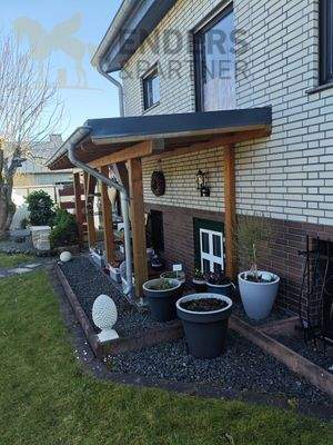 Hintereingang mit Überdachung