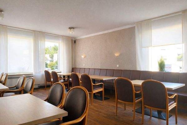 Helles Esszimmer mit modernen Akzenten