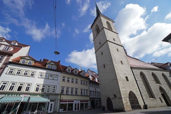 Lage mitten in der Erfurter Altstadt mit Blick auf die Allerheiligenkirche