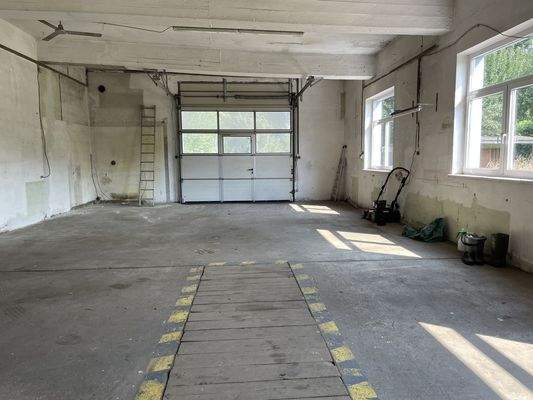 Halle mit Grube und großem Tor