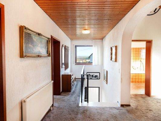 Lichtdurchfluteter Flurbereich mit Fernsicht