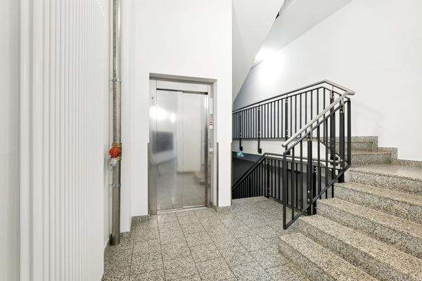 Treppenaufgang mit Aufzug