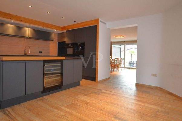 Vorderes Haus: Küche mit Blick ins Wohnzimmer