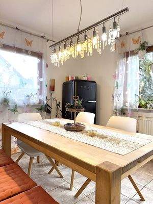 Essbereich mit großem Kühlschrank