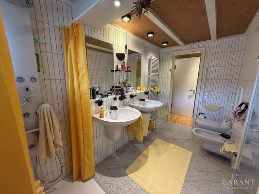 Master-Schlafzimmer mit eigenem Bad