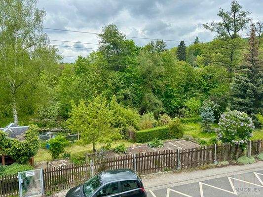 OG: Idyllischer Blick aus dem Wohnzimmer auf das G